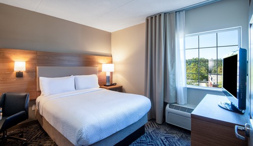 Suite, 1 Queen Bed, Accessible Bathtub (Communication, Mobility)