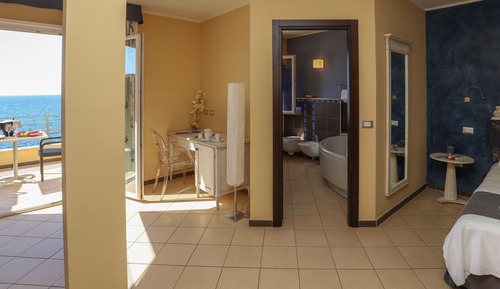 Junior Suite, Jetted Tub, Sea View