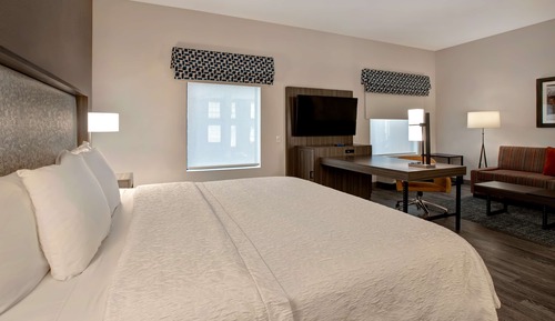 Studio, 1 King Bed, Refrigerator & Microwave (Wet bar)