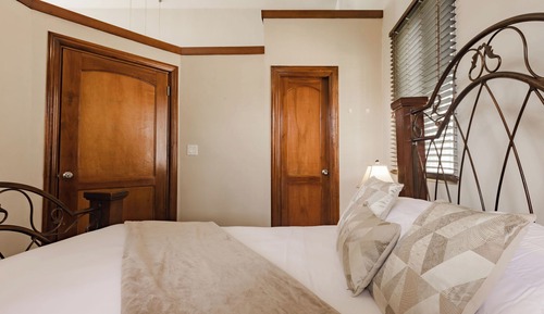Deluxe House, 1 Queen Bed with Sofa bed, Mountain View