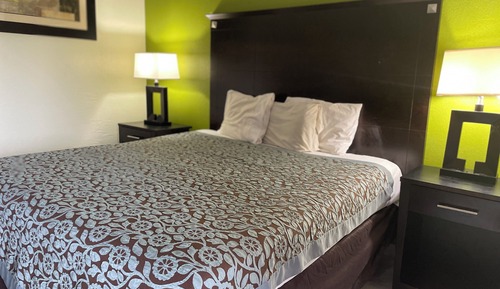 Basic Room, 1 King Bed, Smoking