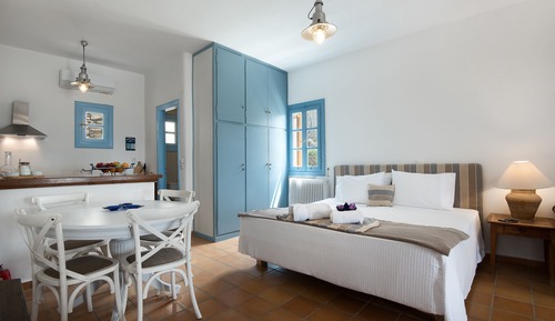 1 Bedroom Apartment with Sea View - sharing terrace
