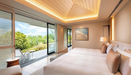 Halekulani Cliff Villa with Private Pool, Natural Hot spring and Lounge access Included