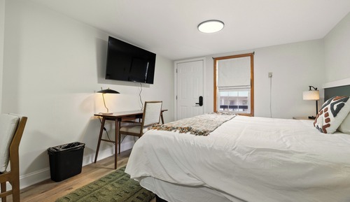 Basic Room, 1 King Bed, Non Smoking