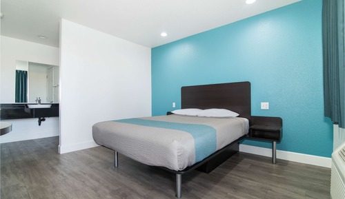 Deluxe Room, 1 Queen Bed, Smoking, Refrigerator & Microwave