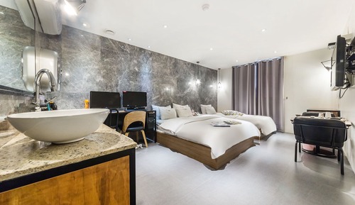 VIP Business Room (Check in time Mon-Thu 6 PM,Fri-Sun 9 PM)