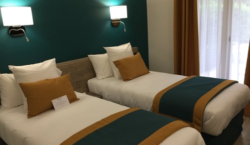 Classic Room, 2 Twin Beds, Non Smoking, Mountain View