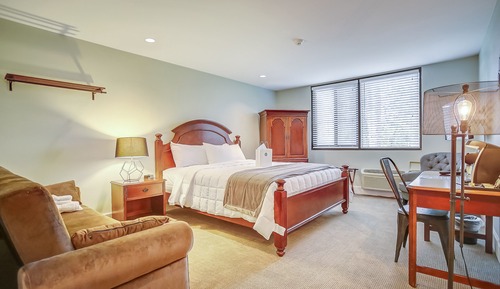 Room, 1 King Bed (Pine Lodge)