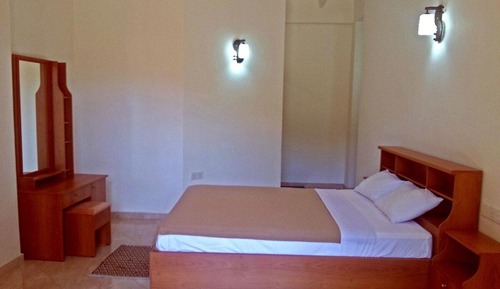 Economy Double Room, 1 Queen Bed, Mountain View, Courtyard Area