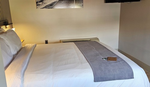 Train Car, 1 Queen Bed
