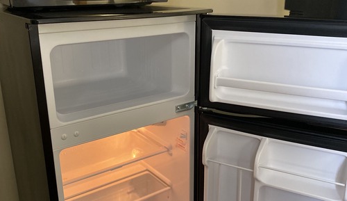 No Pets, 1 Queen Bed, Non-Smoking, Standard Unit with Refrigerator & Microwave (Second Level)