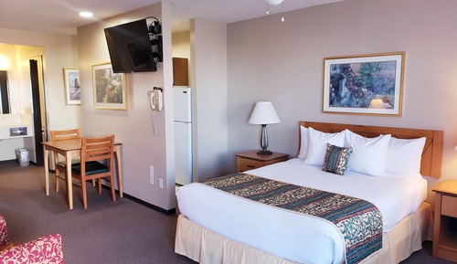 No Pets, 1 Queen Bed, Smoking Permitted, Kitchen Studio (Ground Level)