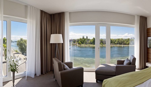 Studio, Lake View