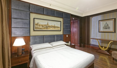 Royal Suite, 1 King Bed, Smoking, Corner