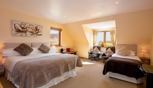Family Suite, 1 Bedroom, Private Bathroom, Mountain View