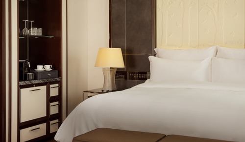 Club Room, 1 King Bed, Non Smoking, City View
