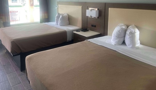 Standard Room, 2 Queen Beds, Non Smoking, Pool View