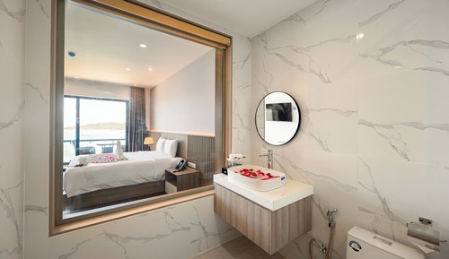 Deluxe Double Room, 1 King Bed, Balcony, Beach View