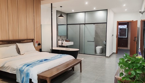 Comfortable Queen Room