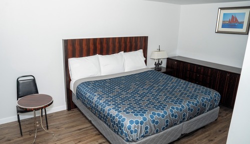 Standard Room, 1 King Bed, Non Smoking, Pets Allowed