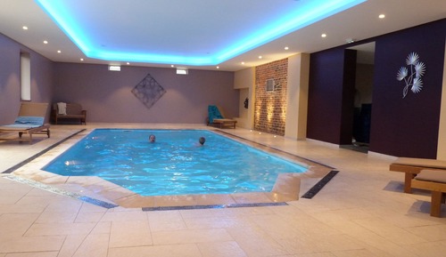 Deluxe Suite, Bathtub, Courtyard View