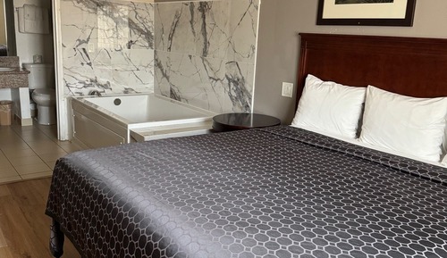 Deluxe Room, Jetted Tub
