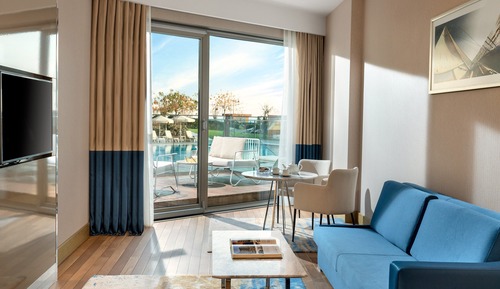 Junior Suite, 1 King Bed, Pool Access