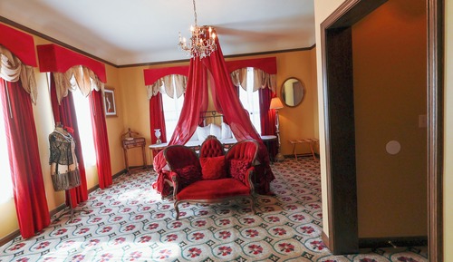 Signature Suite, 1 King Bed (Lady in Red)