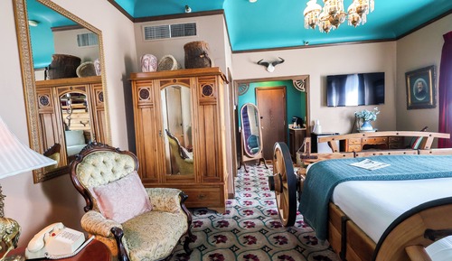 Signature Suite, 1 King Bed (Wagon Room)