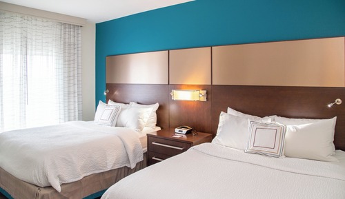 Suite, 2 Bedrooms (Mobility/Hearing Access, Roll-In Shwr)