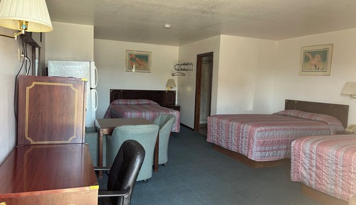 Room (2 Queen Bed & 1 Full Bed)