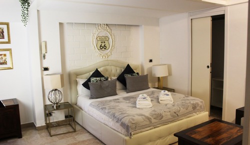 Deluxe Suite, Courtyard View