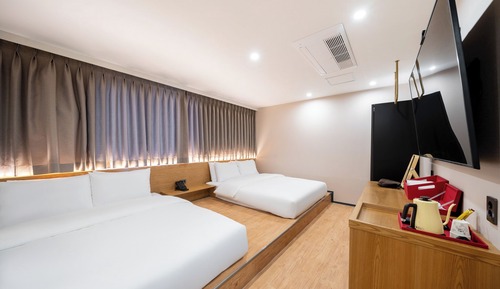 TWIN ROOM - Breakfast service + 1 FREE DRINK provided to guests