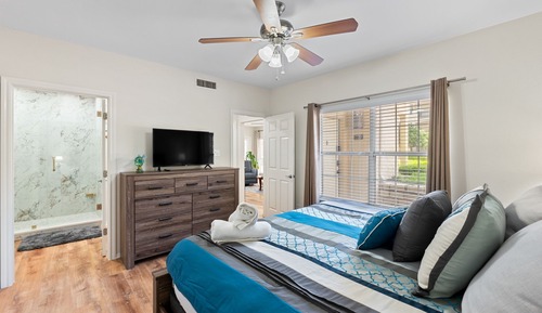 Room, 1 King Bed with Sofa bed, Balcony (7)
