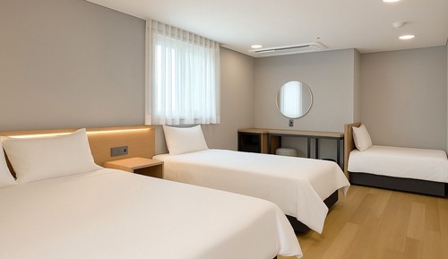 Family Room, Multiple Beds, City View