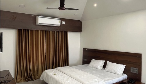 Superior Studio Suite, 1 King Bed, Balcony, Mountain View