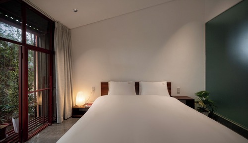 Business Room, Garden View