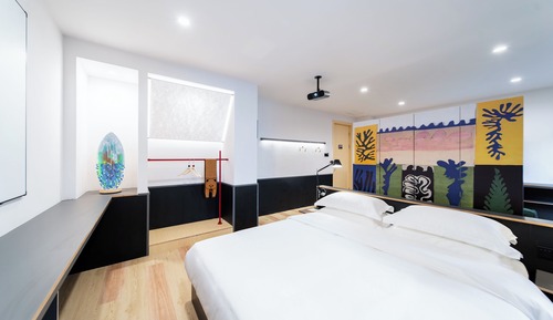 Deluxe Suite, 1 King Bed, Smoking, Housekeeping