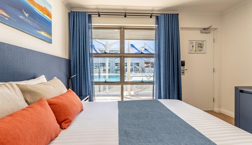 Premium Studio Suite, 1 King Bed, Patio, Garden View (Larger Room)