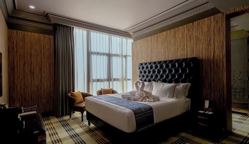 Premier King with Bathtub