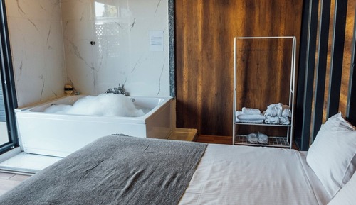 Suite, Lake View
