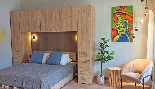 Basic Studio Suite, Garden View