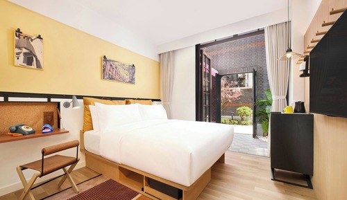 Premium Room, 1 King Bed, Courtyard View
