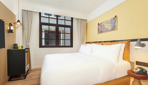 Standard Room, 1 King Bed, City View