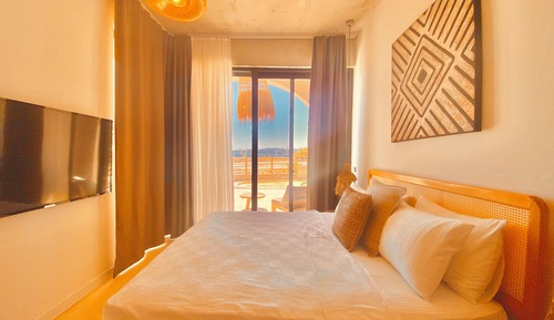 Royal Suite  Gun Batimi, Deniz ve Havuz Manzarali