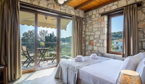 Dorida | Two-Bedroom Maisonette with Sea View Balcony