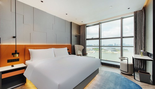 Deluxe Room, 1 King Bed, Lake View