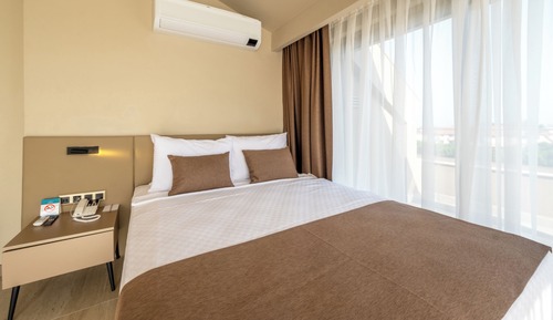 Deluxe Suite, Jetted Tub