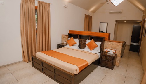 Premium Room, 1 King Bed, Balcony, Pool View