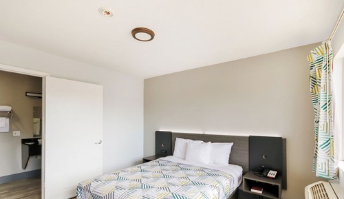 Queen Bed Accessible Non-Smoking